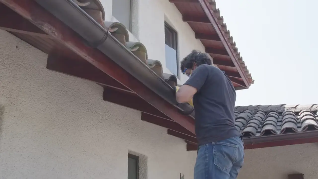 Un hombre prestando el servicio de arreglo de goteras